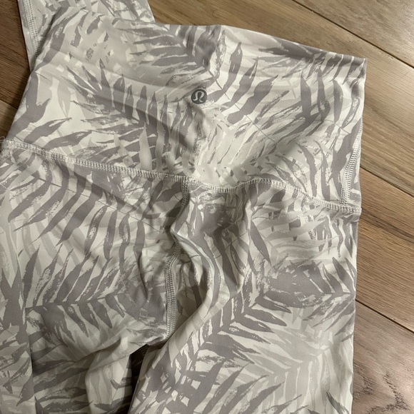 Lululemon white and gray print leggings never worn - Picture 3 of 3